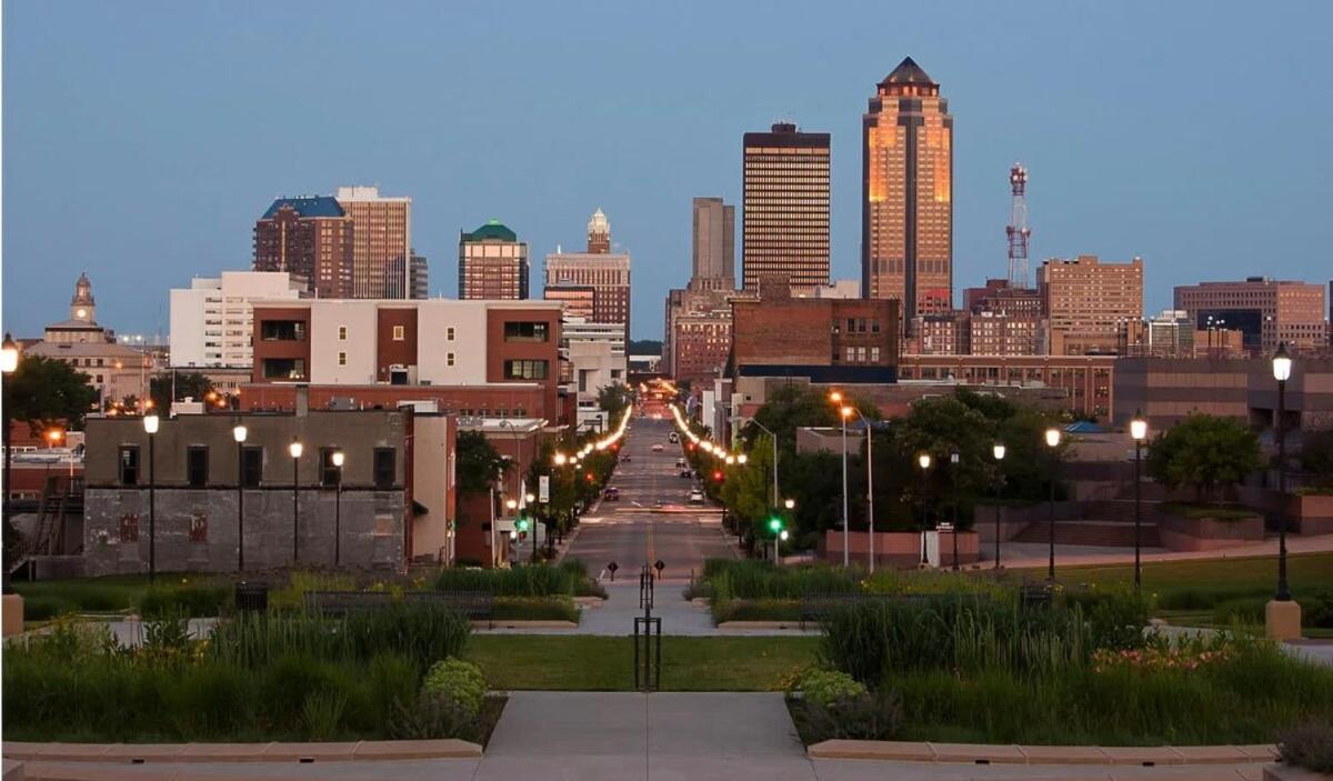 Large Downtown 2Br -Hot Tub-Downtown! Appartement Des Moines Buitenkant foto